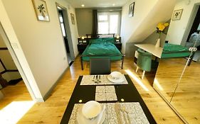 New Look, 7 Minutes To Station, 20 Minutes To Central London