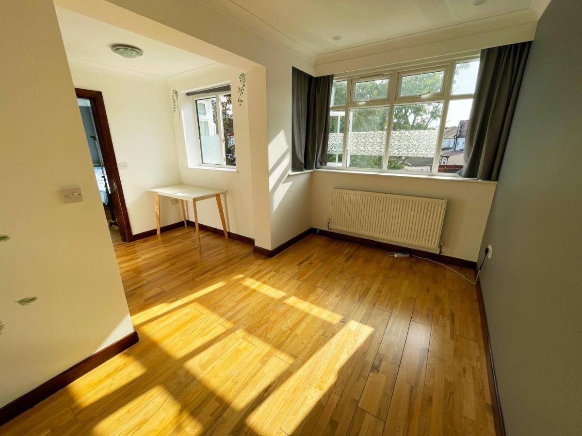 New Look, 7 Minutes To Station, 20 Minutes To Central London Streatham Vale Exterior foto